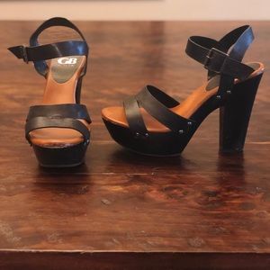 Gianni Bini black leather sandal with wooden heel